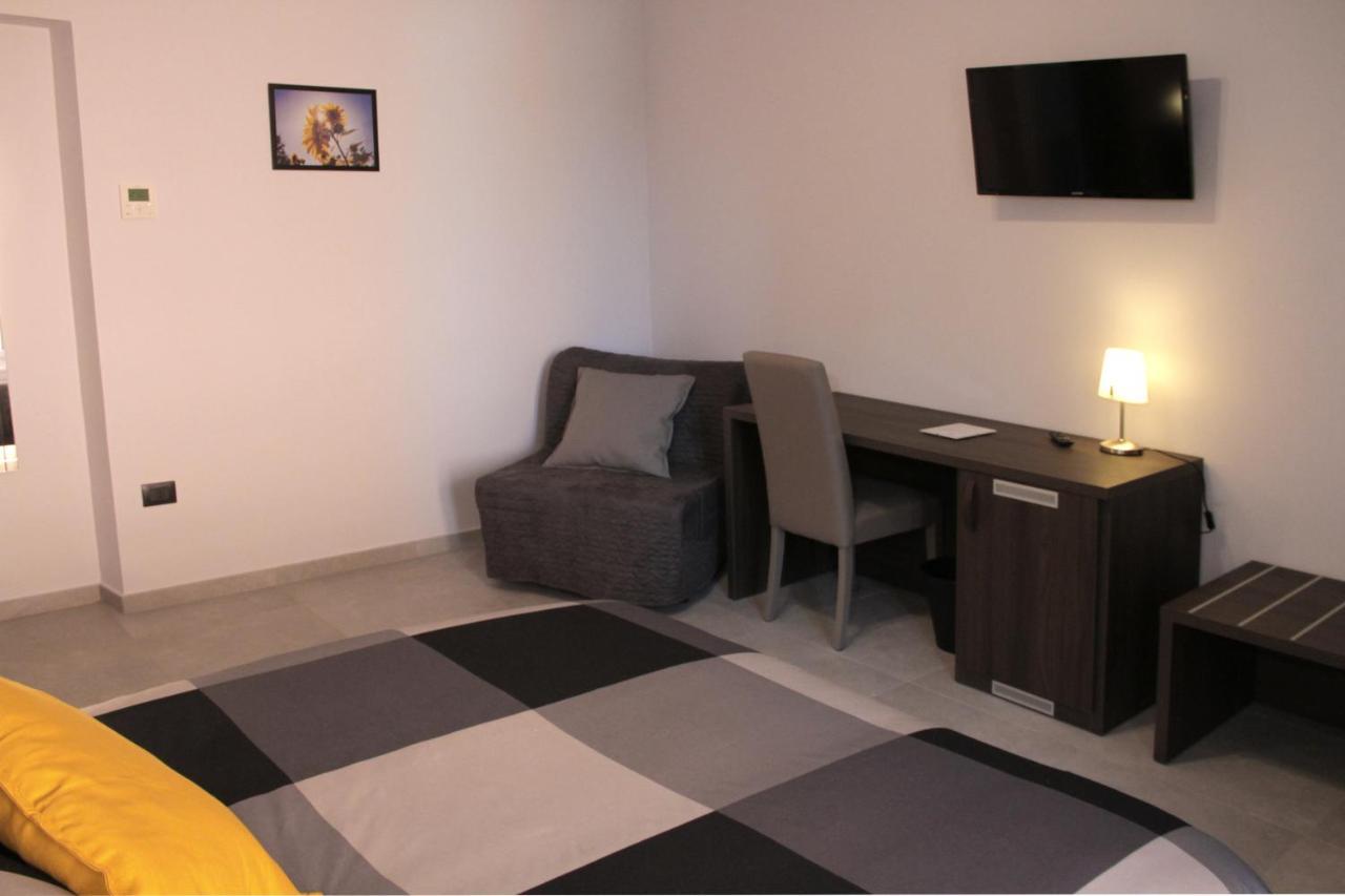 Easyroom Frosinone - Casello Autostradale Buitenkant foto