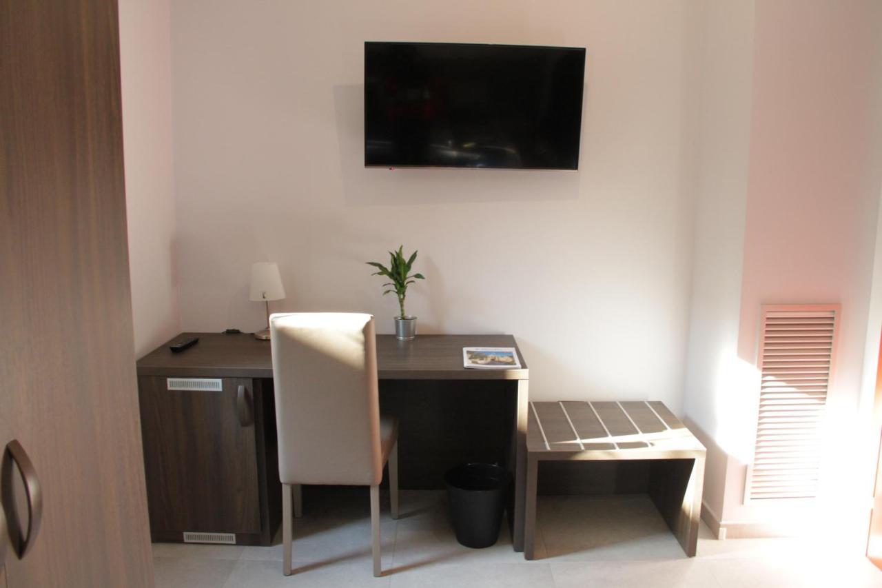 Easyroom Frosinone - Casello Autostradale Buitenkant foto